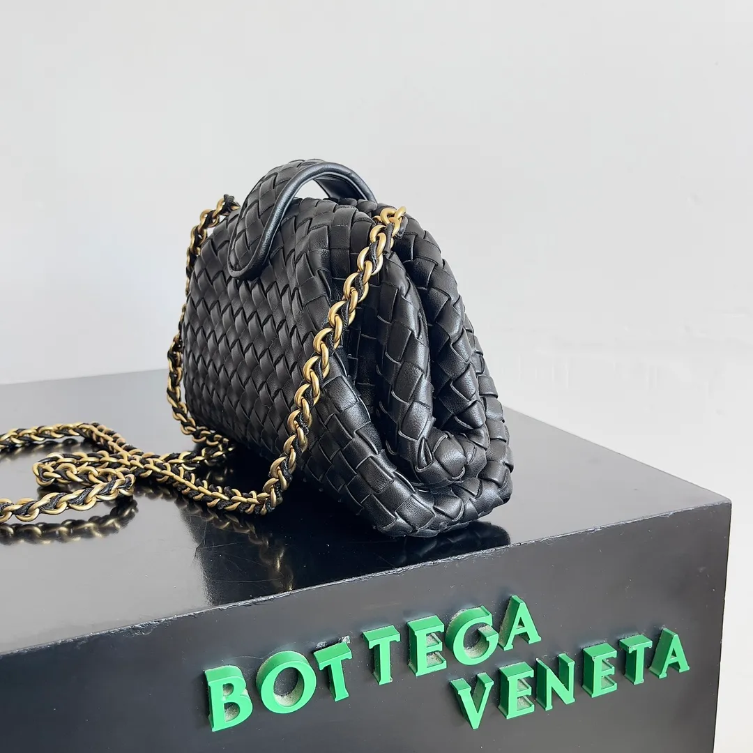Batch 1880 BOTTEGA VENETA LAUREN 1980 small clutch bag is new! The small size that many people squat on is finally here. The self-adjustable zipper is a highlight of this bag. After being removed, it can be used as a handbag for important occasions. One bag unlocks two carrying methods at the same time. It is practical and has a unique sense of structure and beautiful lines. It is more elegant than a small cloud. It is a tribute to the classics and the pursuit of modernity. Style number: 804038 Size: 27*15*8cm